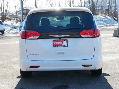 Used 2023 Chrysler Voyager LX image 6