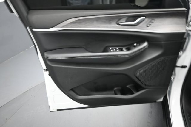 Used 2023 Jeep Grand Cherokee Limited w/ Black Appearance Package AWD/4WD image 19