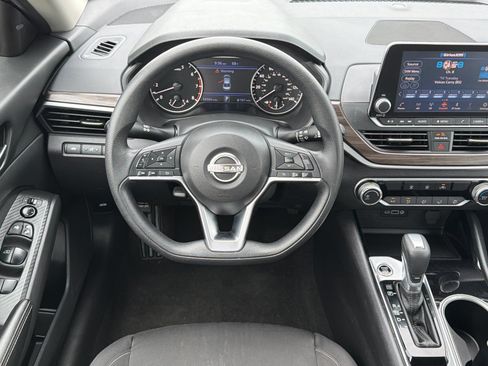 Used 2024 Nissan Altima 2.5 SV FWD image 15