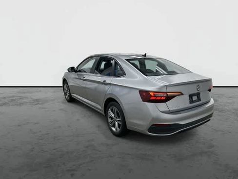 Used 2024 Volkswagen Jetta SE FWD image 2