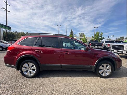 Used 2011 Subaru Outback 2.5i Limited AWD/4WD image 9