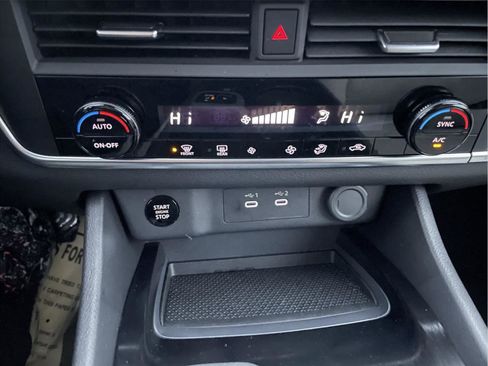 Used 2025 Nissan Rogue SV image 29