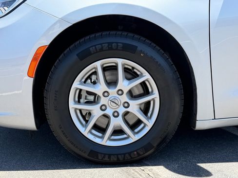 Used 2024 Chrysler Pacifica Touring-L FWD image 10