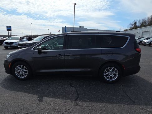 Used 2023 Chrysler Pacifica Touring-L image 5