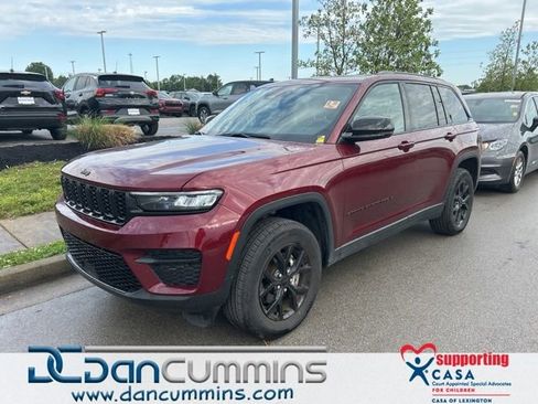 Used 2025 Jeep Grand Cherokee Altitude AWD/4WD image 1