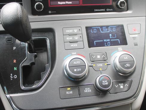 Used 2018 Toyota Sienna LE image 11