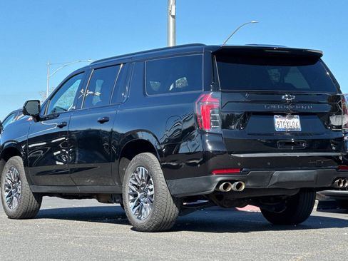 Used 2025 Chevrolet Suburban Z71 image 7