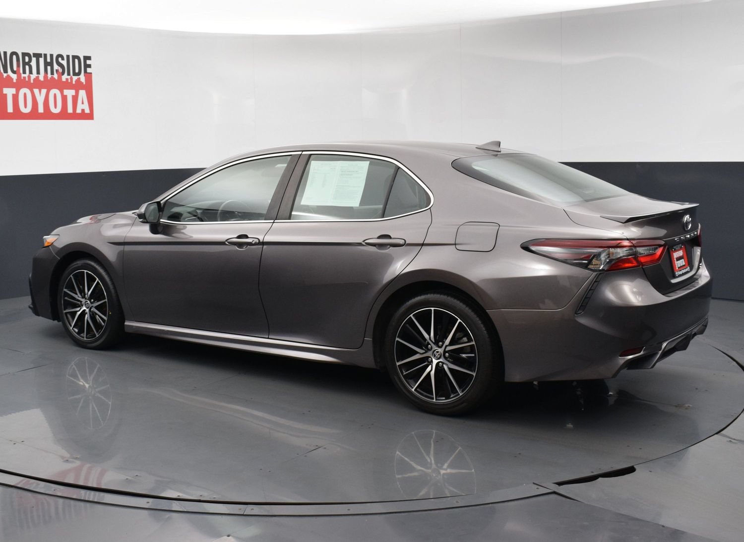 Used 2024 Toyota Camry SE FWD image 2