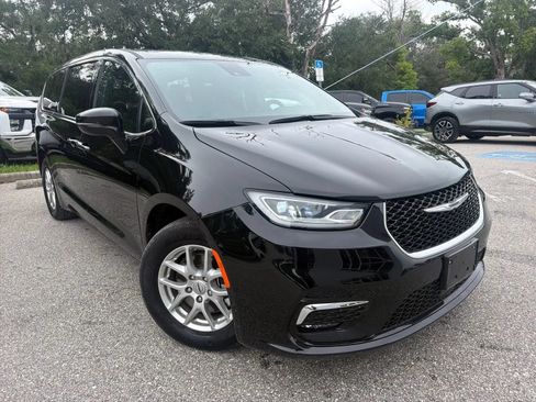 Used 2025 Chrysler Pacifica Select FWD image 6