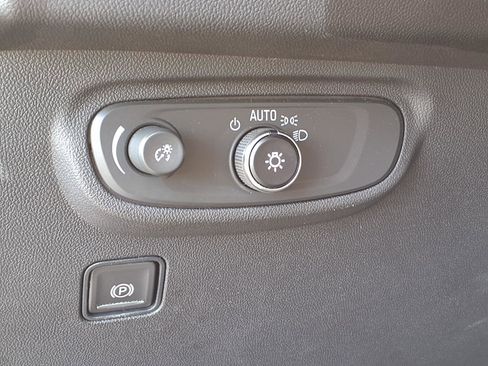 Used 2024 GMC Terrain SLE w/ Driver Convenience Package image 19