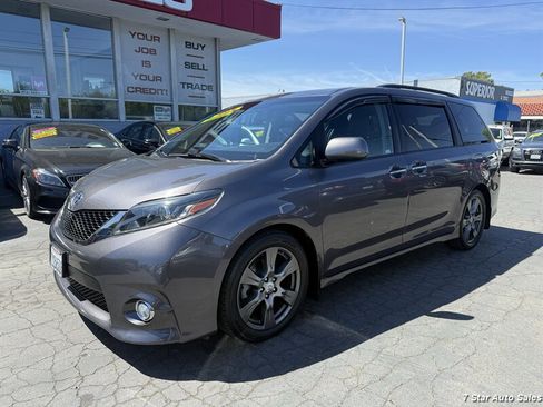Used 2017 Toyota Sienna SE w/ SE Preferred Package FWD image 3