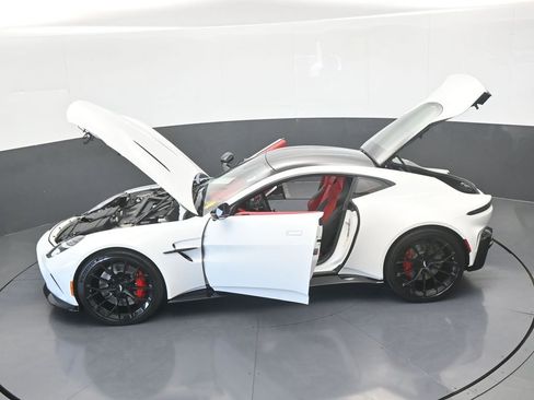 Used 2025 Aston Martin V8 Vantage Coupe image 80