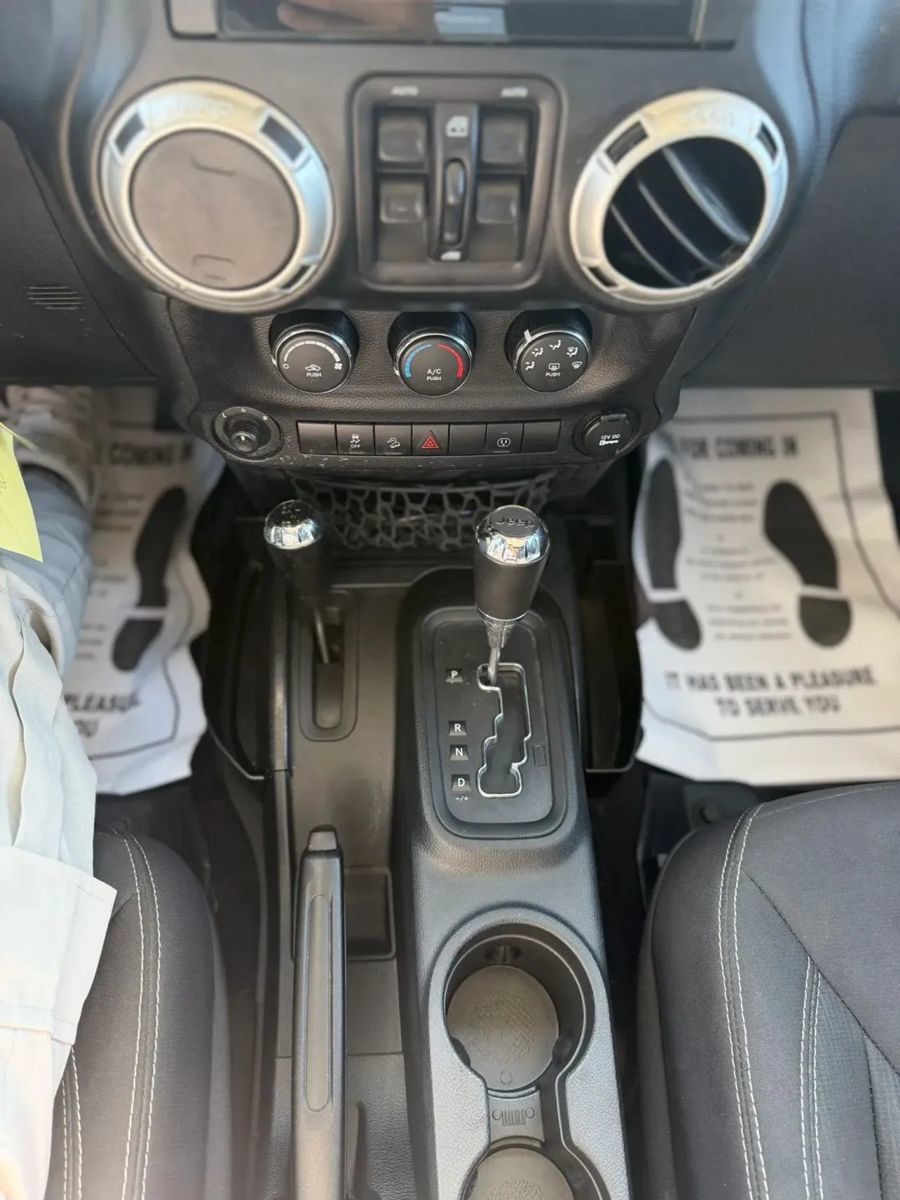 Used 2017 Jeep Wrangler Unlimited Sahara AWD/4WD image 16