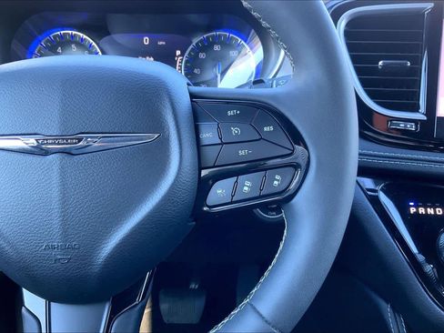Used 2025 Chrysler Pacifica Limited image 24