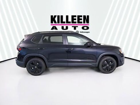 New 2026 Volkswagen Taos SE FWD image 8