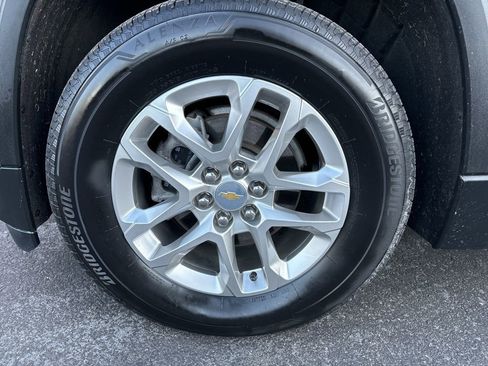 Used 2021 Chevrolet Traverse LT image 38