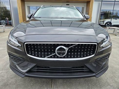 Certified 2025 Volvo V60 B5 Cross Country Plus AWD/4WD image 2