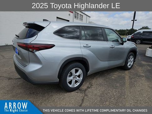 Used 2025 Toyota Highlander LE FWD image 13