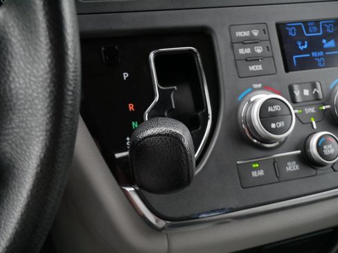 Used 2019 Toyota Sienna LE FWD image 24