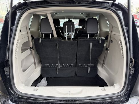 Used 2024 Chrysler Pacifica Touring-L image 10