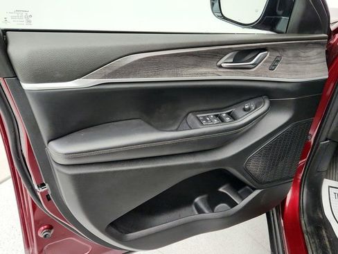 Used 2023 Jeep Grand Cherokee Limited image 10