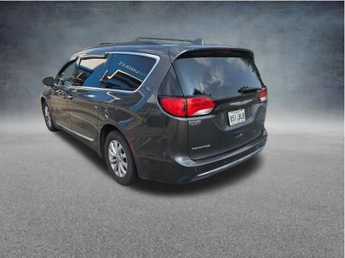 Used 2017 Chrysler Pacifica Touring-L w/ 13 Speaker Alpine Sound Group FWD image 5