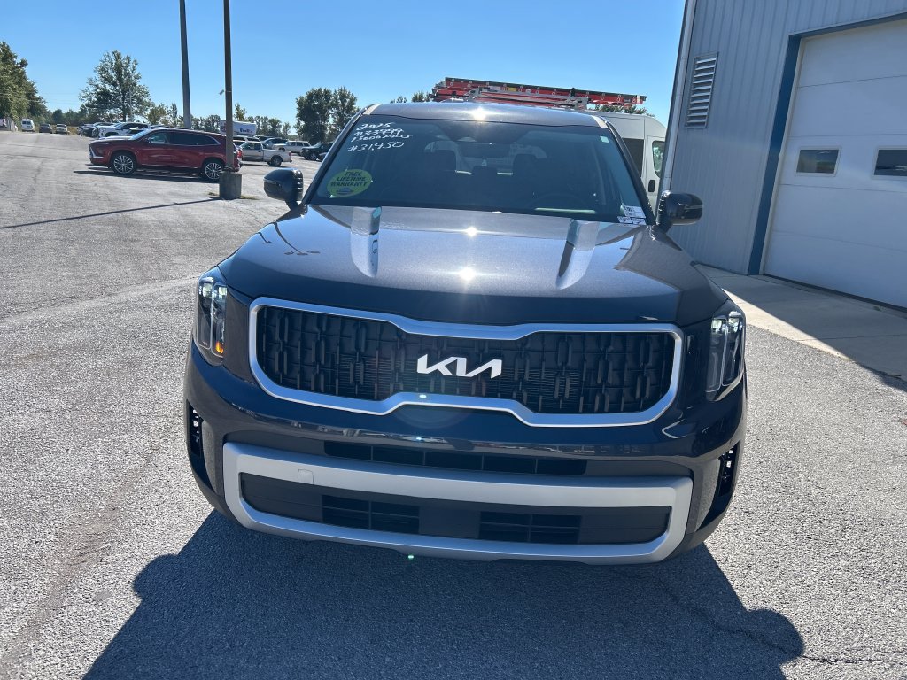 Used 2025 Kia Telluride LX FWD image 2