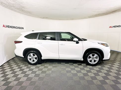 Used 2024 Toyota Highlander LE image 2