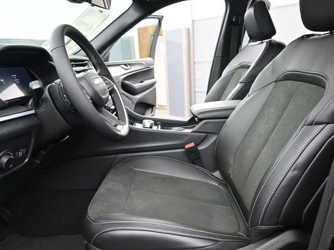 New 2025 Jeep Grand Cherokee Laredo image 10