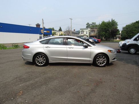 Used 2017 Ford Fusion SE FWD image 8