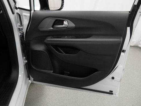 Certified 2025 Chrysler Pacifica Select AWD/4WD image 42