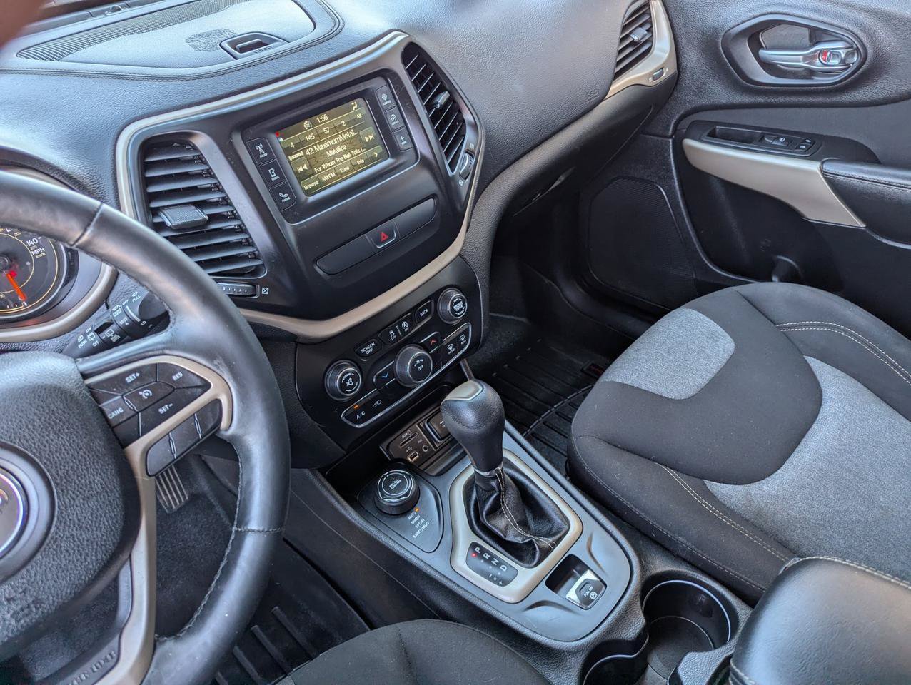 Used 2018 Jeep Cherokee Latitude w/ Cold Weather Group AWD/4WD image 17