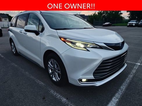 Used 2024 Toyota Sienna Platinum AWD/4WD image 3