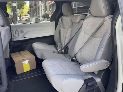 Used 2026 Toyota Sienna LE FWD image 21