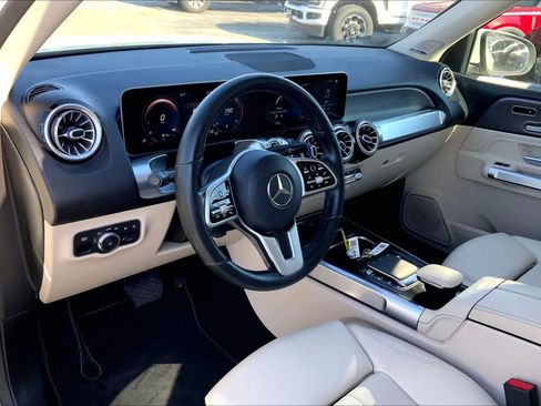 Used 2021 Mercedes-Benz GLB 250 w/ Premium Package image 16
