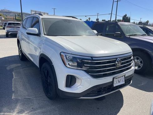 Used 2025 Volkswagen Atlas SE FWD image 1