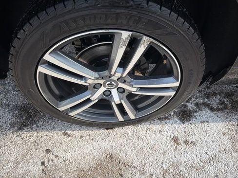 Used 2019 Volvo XC60 T5 Momentum w/ Multimedia Package image 6