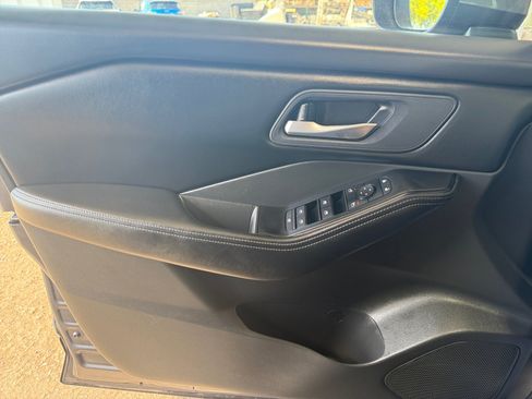Used 2025 Nissan Rogue SV FWD image 12