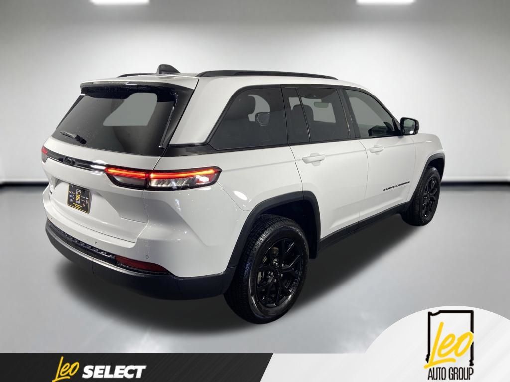 Used 2025 Jeep Grand Cherokee Altitude AWD/4WD image 6