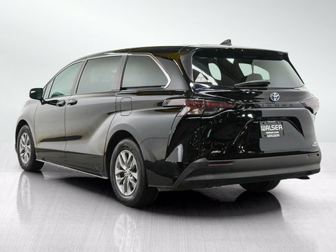 Used 2024 Toyota Sienna LE AWD/4WD image 3