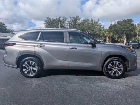Used 2025 Toyota Highlander XLE FWD image 3