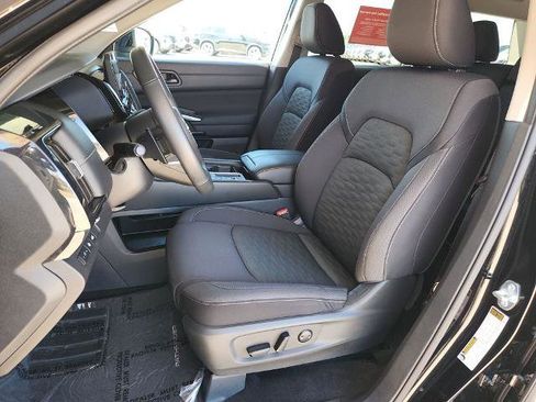 Certified 2025 Nissan Pathfinder SV image 12