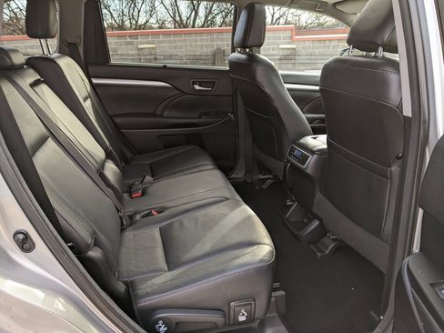 Used 2017 Toyota Highlander XLE image 25