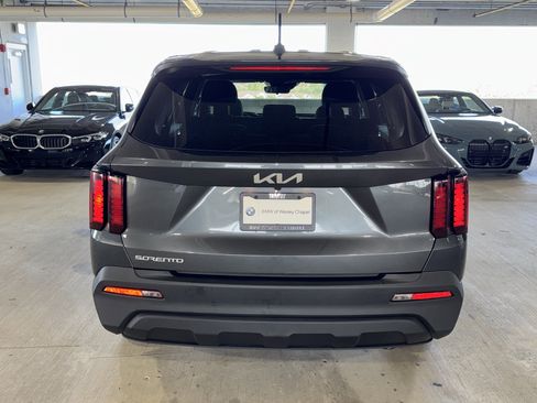 Used 2023 Kia Sorento LX image 7