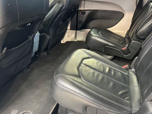 Used 2022 Chrysler Pacifica Touring-L image 5