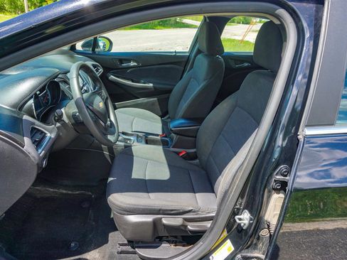 Used 2017 Chevrolet Cruze LT FWD image 18