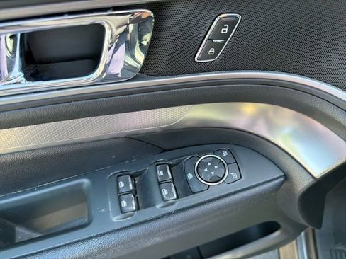 Used 2018 Ford Explorer XLT AWD/4WD image 17
