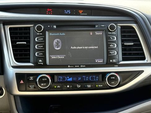 Used 2018 Toyota Highlander Limited Platinum AWD/4WD image 12