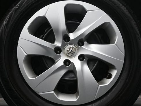 Used 2021 Toyota RAV4 LE FWD image 9
