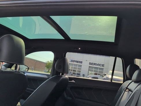 Used 2022 Volkswagen Tiguan SE R-Line image 34